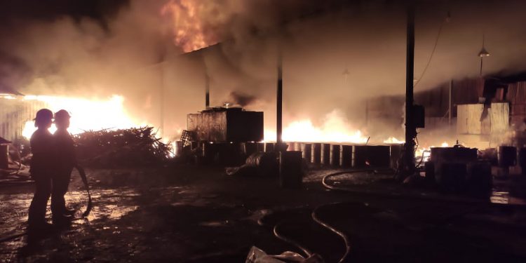 Kebakaran Gudang Limbah Minyak Kelapa Sawit di Sidoarjo
