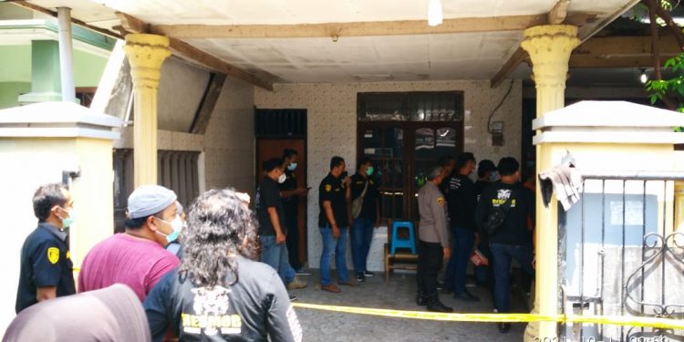 Satreskrim Polresta Sidoarjo Lakukan Rekontruksi Pembunuhan Kakak dan Adik di Kecamatan Waru