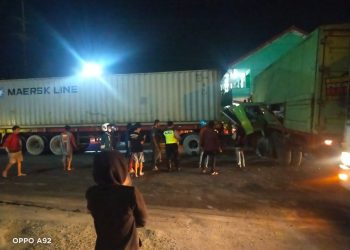 Hendak Putar Balik, 2 Truk Bertabrakan