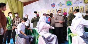 Ketua KPK RI Firli Bahuri Didampingi Bupati Ahmad Muhdlor Tinjau Vaksinasi di Sidoarjo