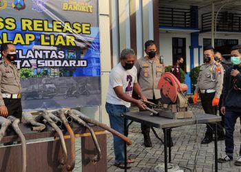 Operasi Balap Liar, Polresta Sidoarjo Hancurkan Puluhan Knalpot Brong