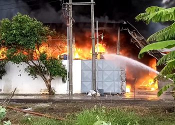 Tak Kunjung Padam, Sijago Merah Lahap Dua pabrik dan Empat Rumah Warga