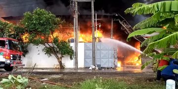 Tak Kunjung Padam, Sijago Merah Lahap Dua pabrik dan Empat Rumah Warga