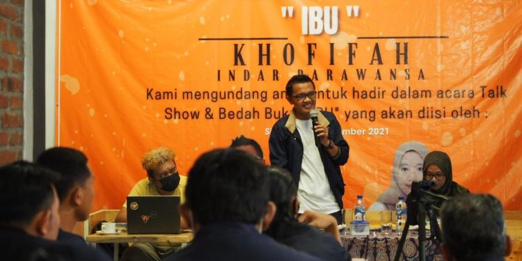 Dua Jurnalis Asal Sidoarjo Tulis Buku Perjalanan Kerja Khofifah