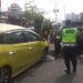 Sopir Ngantuk, Yaris Nangkring di Median Jalan Pahlawan