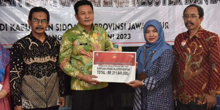Wabup Sidoarjo Serahkan Bantuan ATENSI kepada 235 Orang Penderita HIV/AIDS