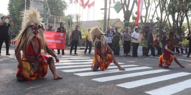 Upacara Hari Bhayangkara di Sidoarjo Dihibur Kesenian Reog Ponorogo