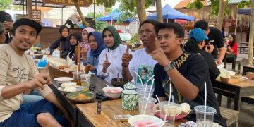 Mak Mimik dan Cak Sodik Kulineran di Sentra UMKM di Bawah Hutan Jati di Pusat Kota Sidoarjo