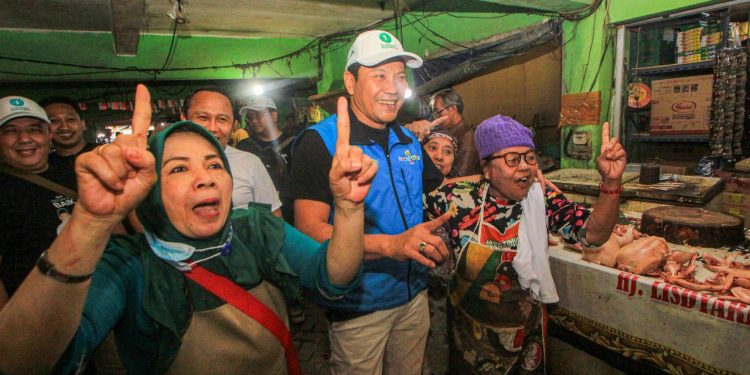 Kunjungi Pasar Wadungasri, Pedagang Kompak Pilih Tonggo Dewe Pak Bandi