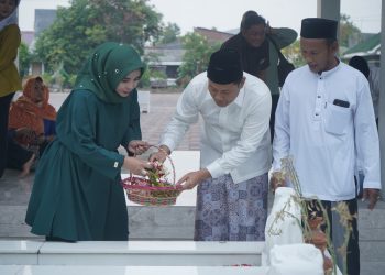 Mengunjungi Jejak Spiritual: Paslon Subandi-Mimik Ziarah ke Makam Wali dan Bupati Pertama Sidoarjo