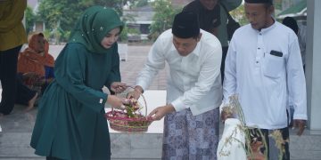 Mengunjungi Jejak Spiritual: Paslon Subandi-Mimik Ziarah ke Makam Wali dan Bupati Pertama Sidoarjo