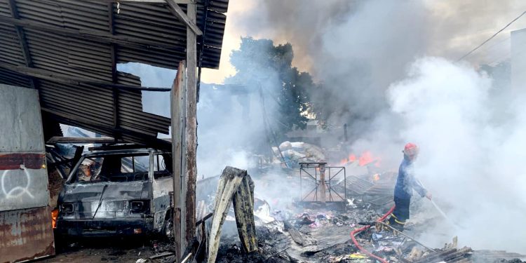 Korsleting Listrik Picu Kebakaran Rosokan di Masangan Kulon, Tiga Mobil Damkar Dikerahkan