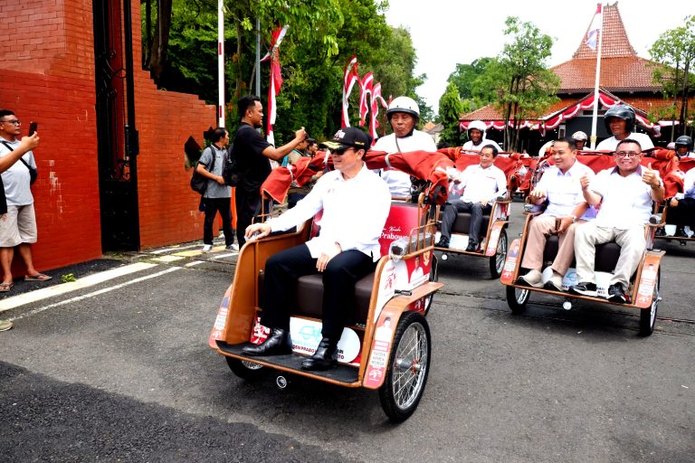 Prabowo Serahkan Becak Listrik di Sidoarjo