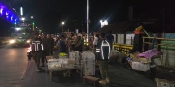Satpol PP Intensif Tertibkan Pasar Tumpah di Jalur Perbatasan Sidoarjo-Surabaya