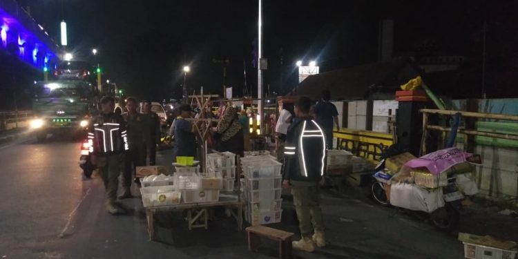 Satpol PP Intensif Tertibkan Pasar Tumpah di Jalur Perbatasan Sidoarjo-Surabaya