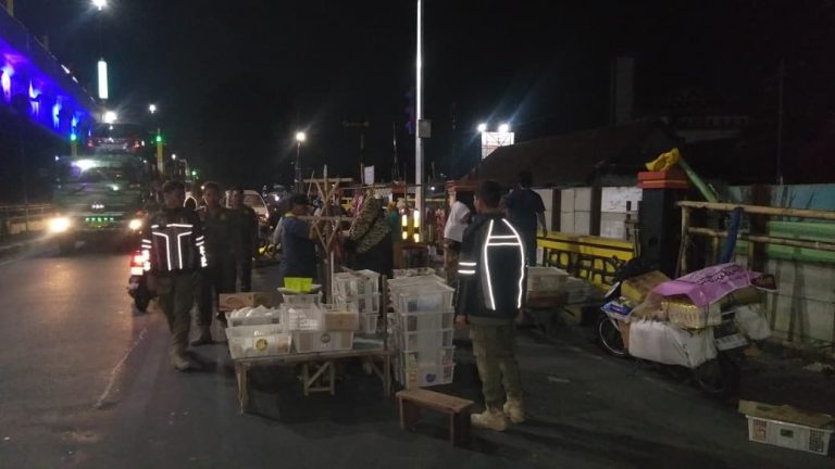 Satpol PP Intensif Tertibkan Pasar Tumpah di Jalur Perbatasan Sidoarjo-Surabaya