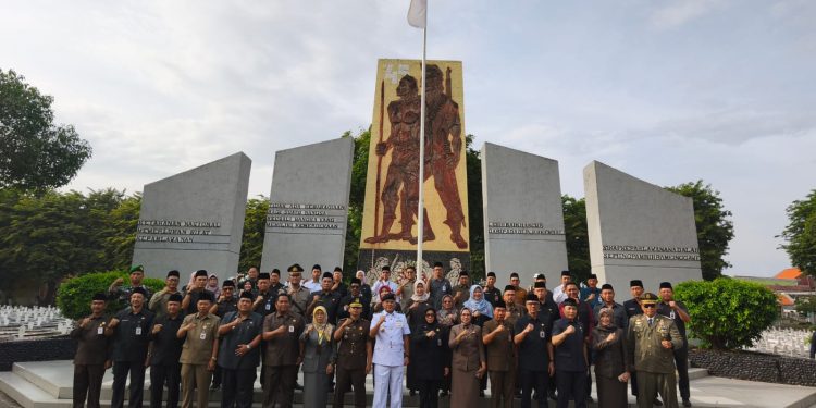 Kenang Jasa Pemimpin Terdahulu, Harjasda ke-167 Diisi Ziarah Makam Mantan Bupati Sidoarjo