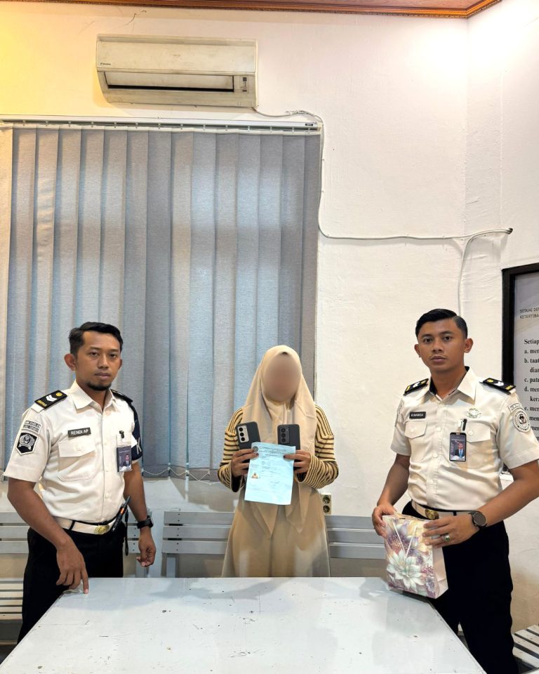 Gagalkan Penyelundupan HP di Lapas Surabaya