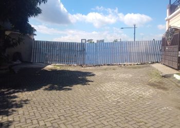 Pasca Tembok Dirobohkan, Warga Mutiara Regency Perketat Keamanan dengan Pembatas Seng