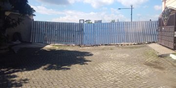 Pasca Tembok Dirobohkan, Warga Mutiara Regency Perketat Keamanan dengan Pembatas Seng