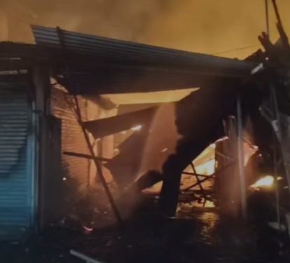 Diduga Konsleting Listrik, Rongsokan di Waru Sidoarjo Ludes Dilalap Api