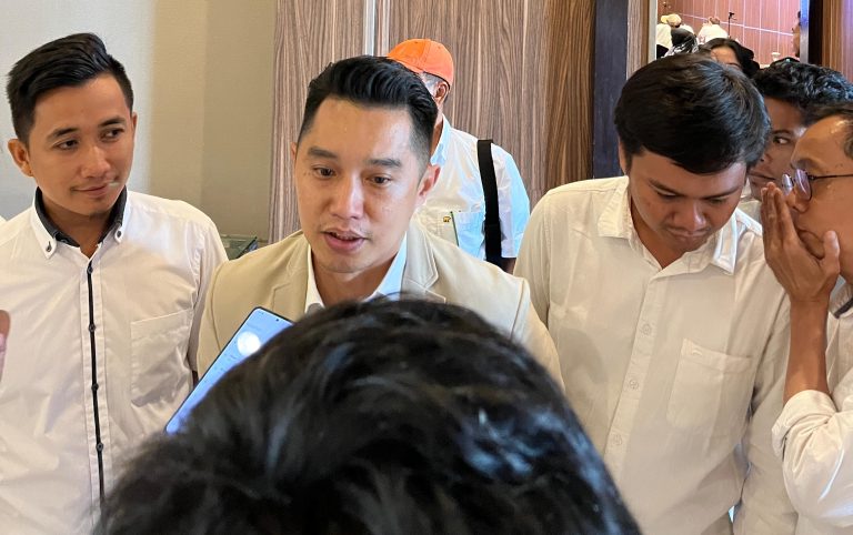 Ketua DPD PSI Sidoarjo Firmansyah (kanan), Anggota DPRD Provinsi Jawa Timur Komisi A Erick Komala (tengah), dan Sekretaris DPD PSI Sidoarjo Yoko (kiri), Rabu (29/4/2026)