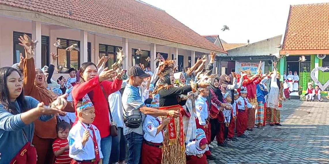 Sayap dan Cita-cita : MPLS SDN Trosobo 2 Dimulai dengan Lepas Ratusan Burung