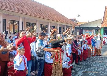 Sayap dan Cita-cita : MPLS SDN Trosobo 2 Dimulai dengan Lepas Ratusan Burung